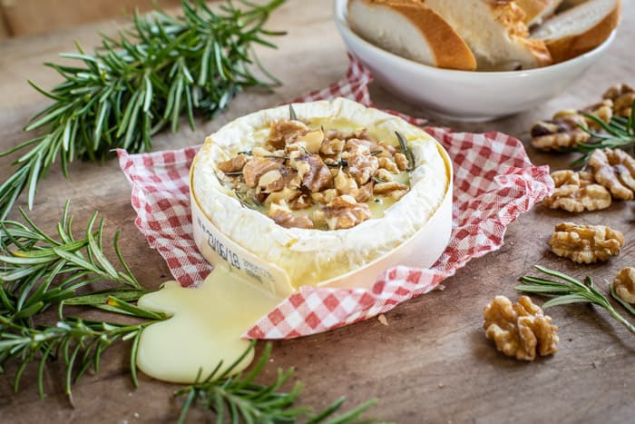Sült camembert mézzel és dióval